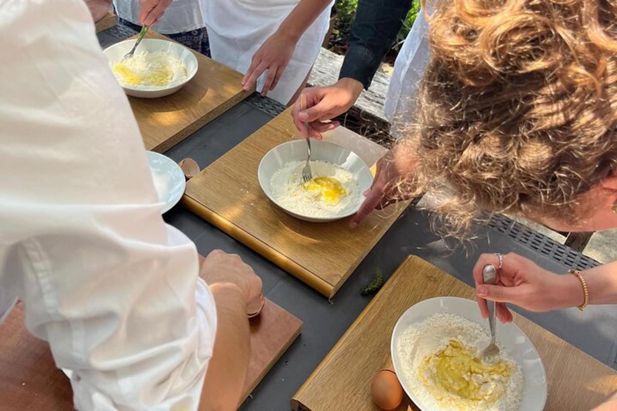 un gruppo di persone che mangiano cibo in ciotole su un tavolo