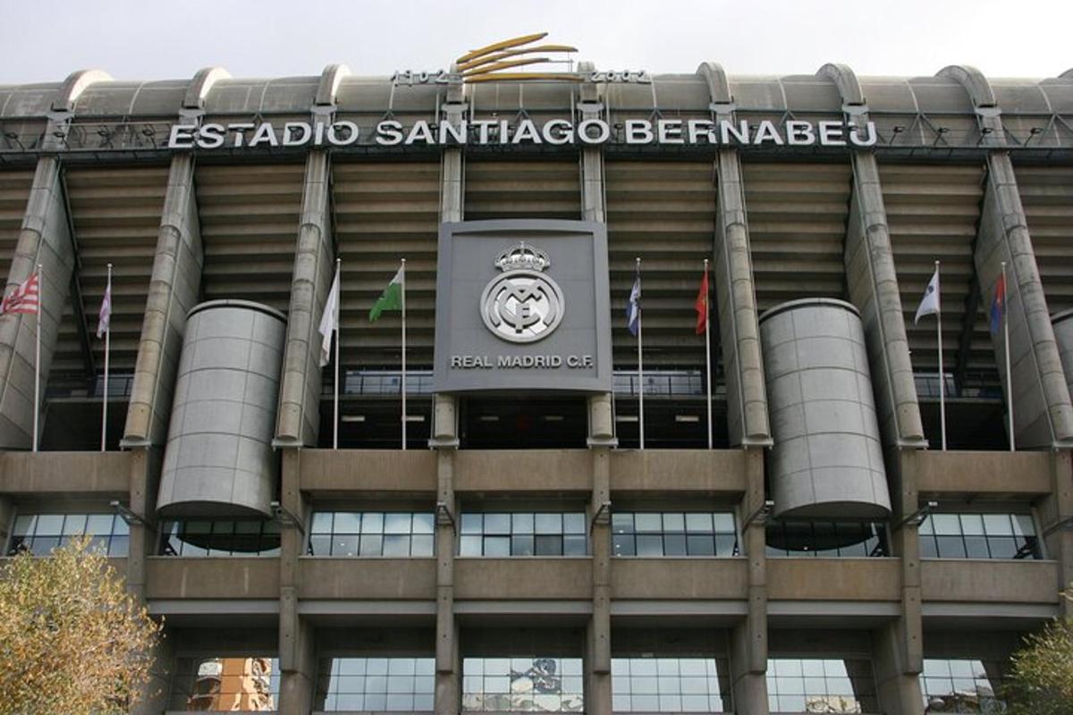 o clădire cu Santiago Bernabeu
