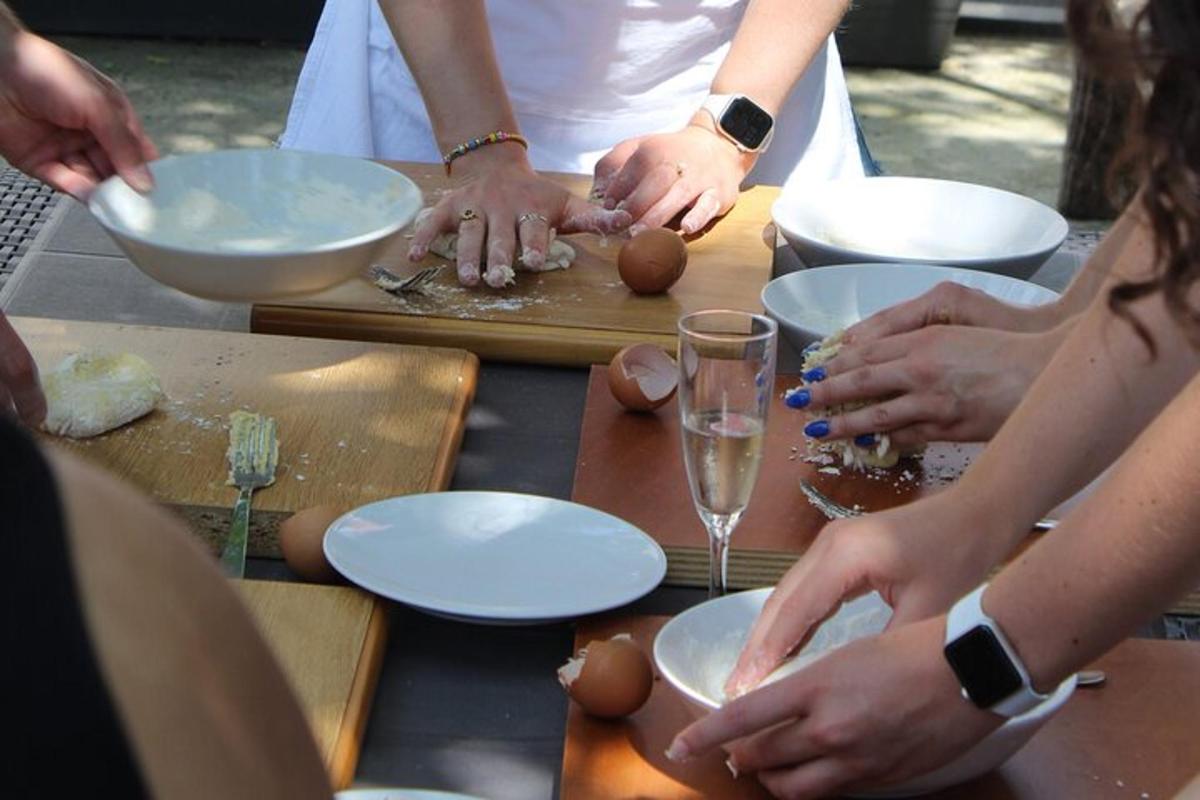 un gruppo di persone che preparano il cibo su un tavolo