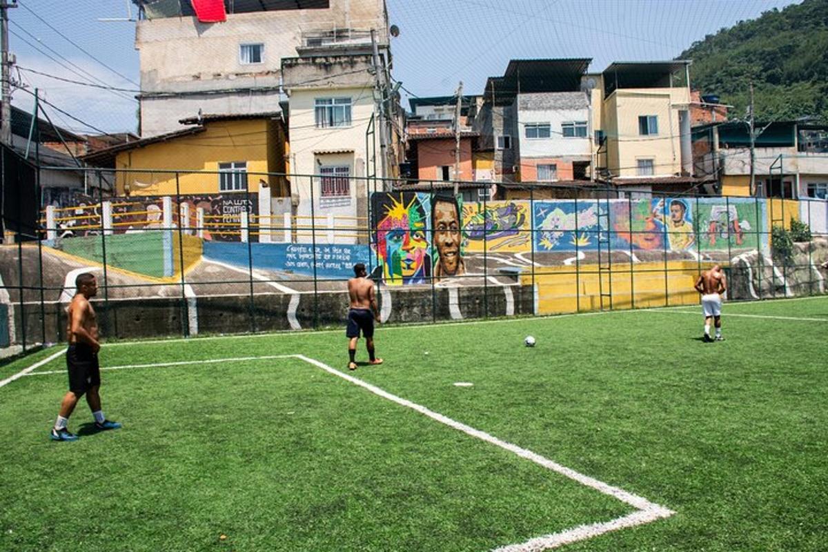 skupina mužů hrajících fotbal na hřišti