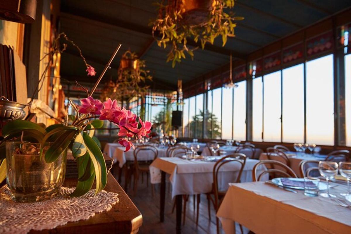 restaurace se stoly a židlemi s růžovými květinami
