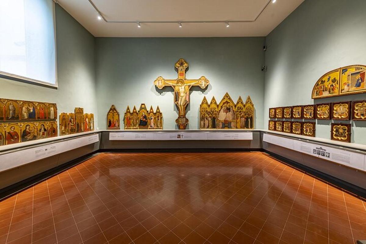 místnost s křížem na zdi a dalšími artefakty