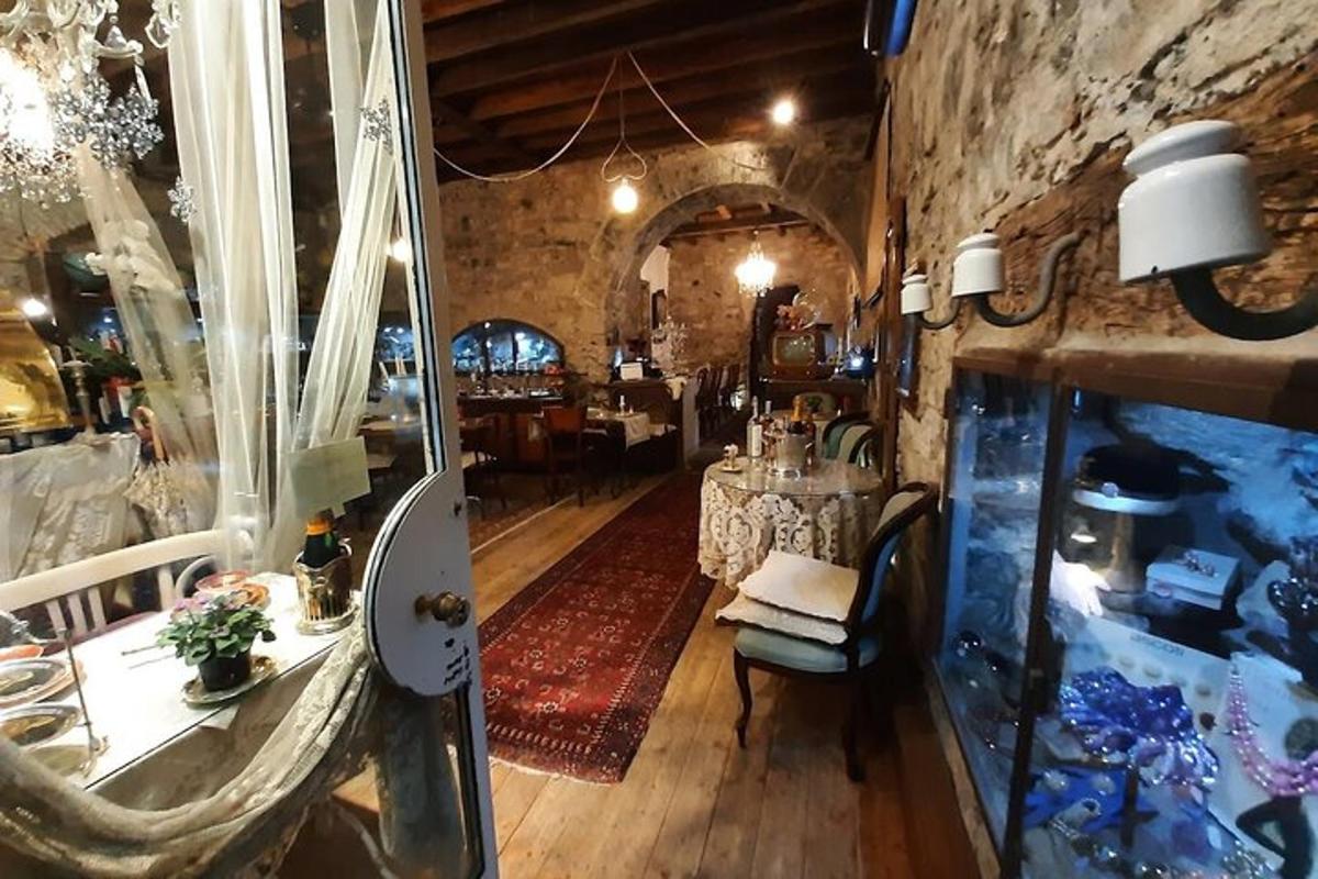una habitació amb una taula i un aquari