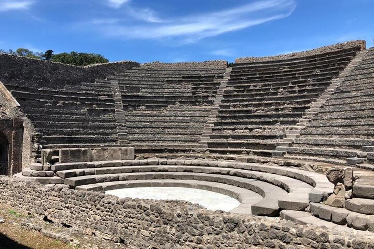 un anfiteatro vuoto con un mucchio di posti a sedere