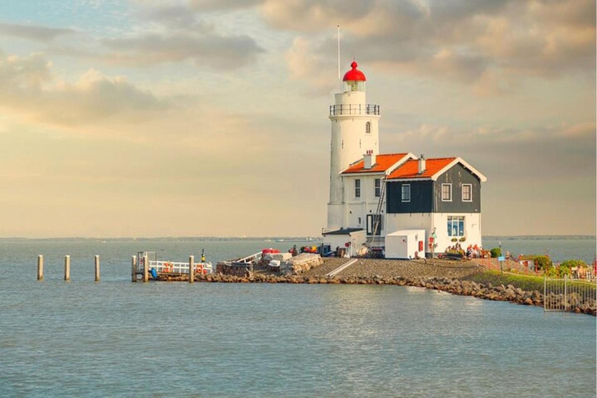 un faro sulla riva di uno specchio d'acqua
