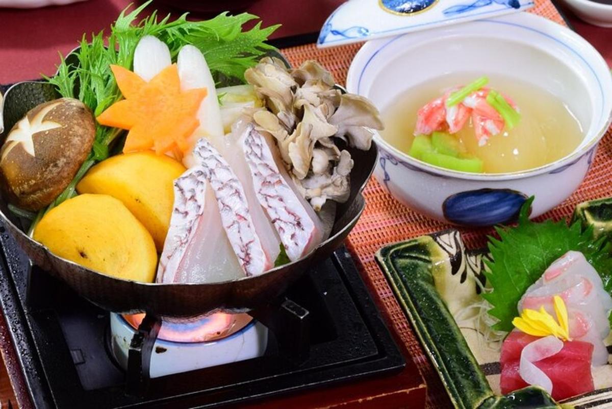 一盘带有汤和其他食物的食物