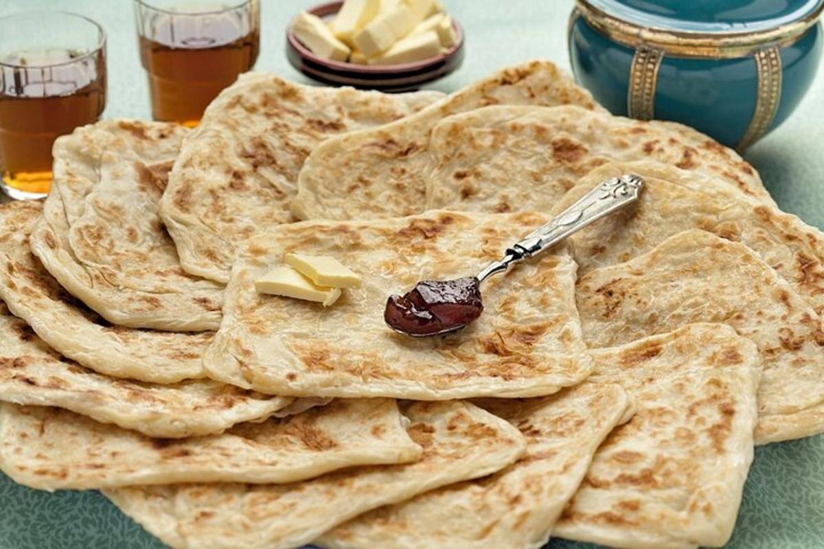 una pila di tortilla chips su un tavolo con un cucchiaio