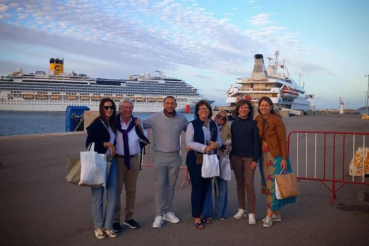 un grup de persones dempeus davant d'un creuer