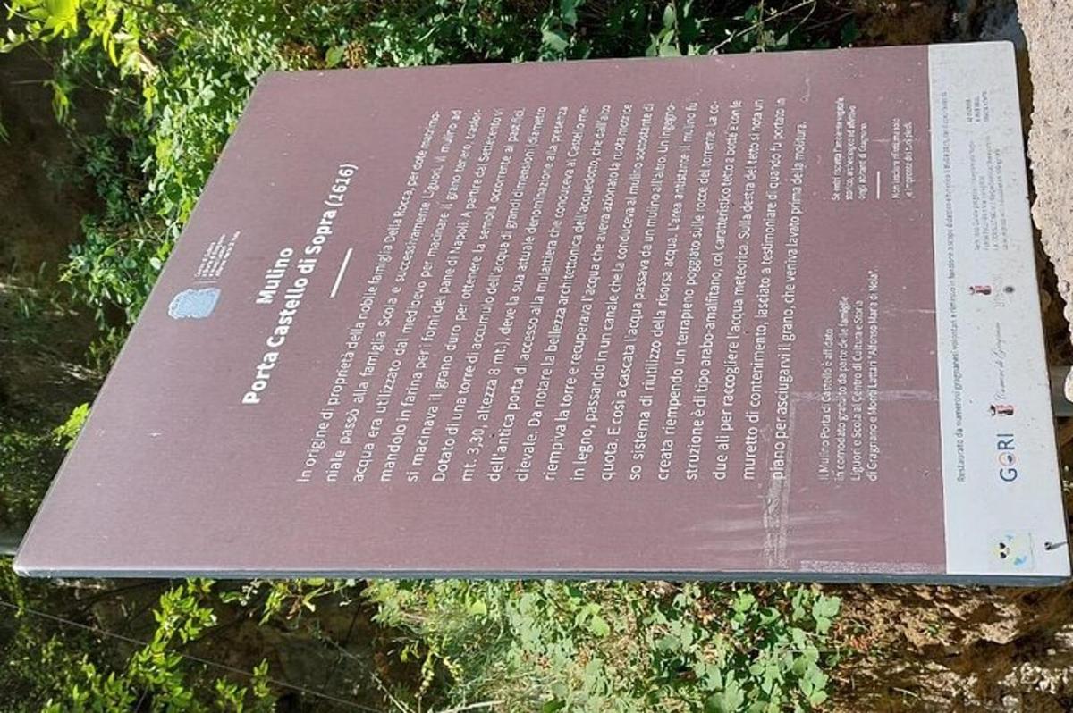 o carte stă deasupra unei stânci