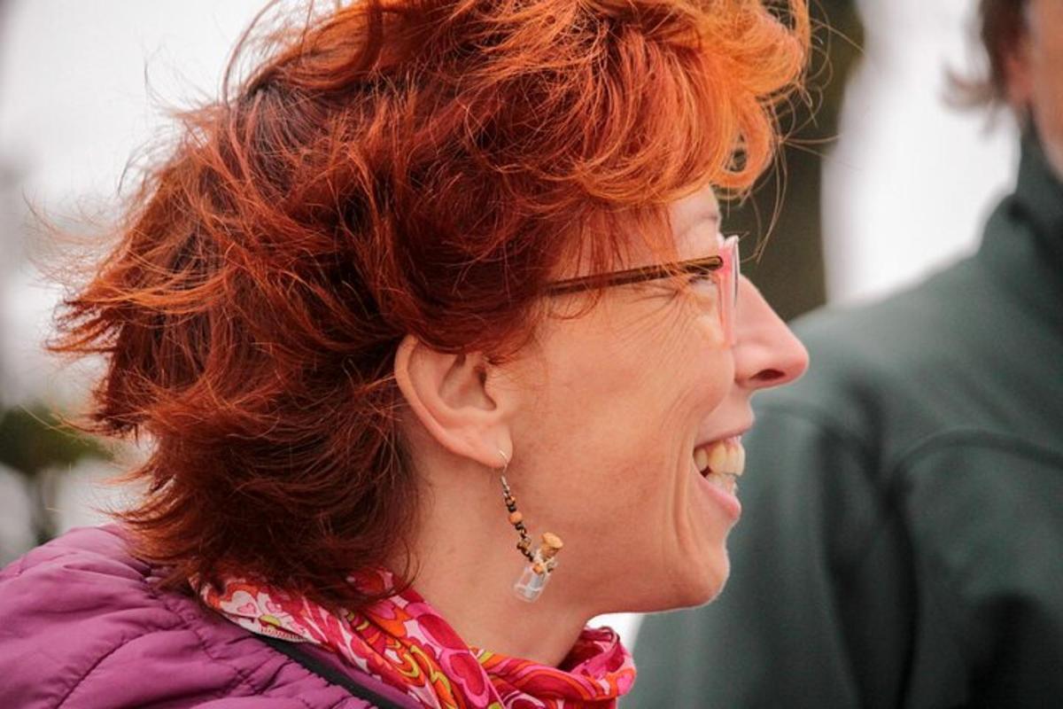 žena s ryšavými vlasmi zívajúca s otvorenými ústami