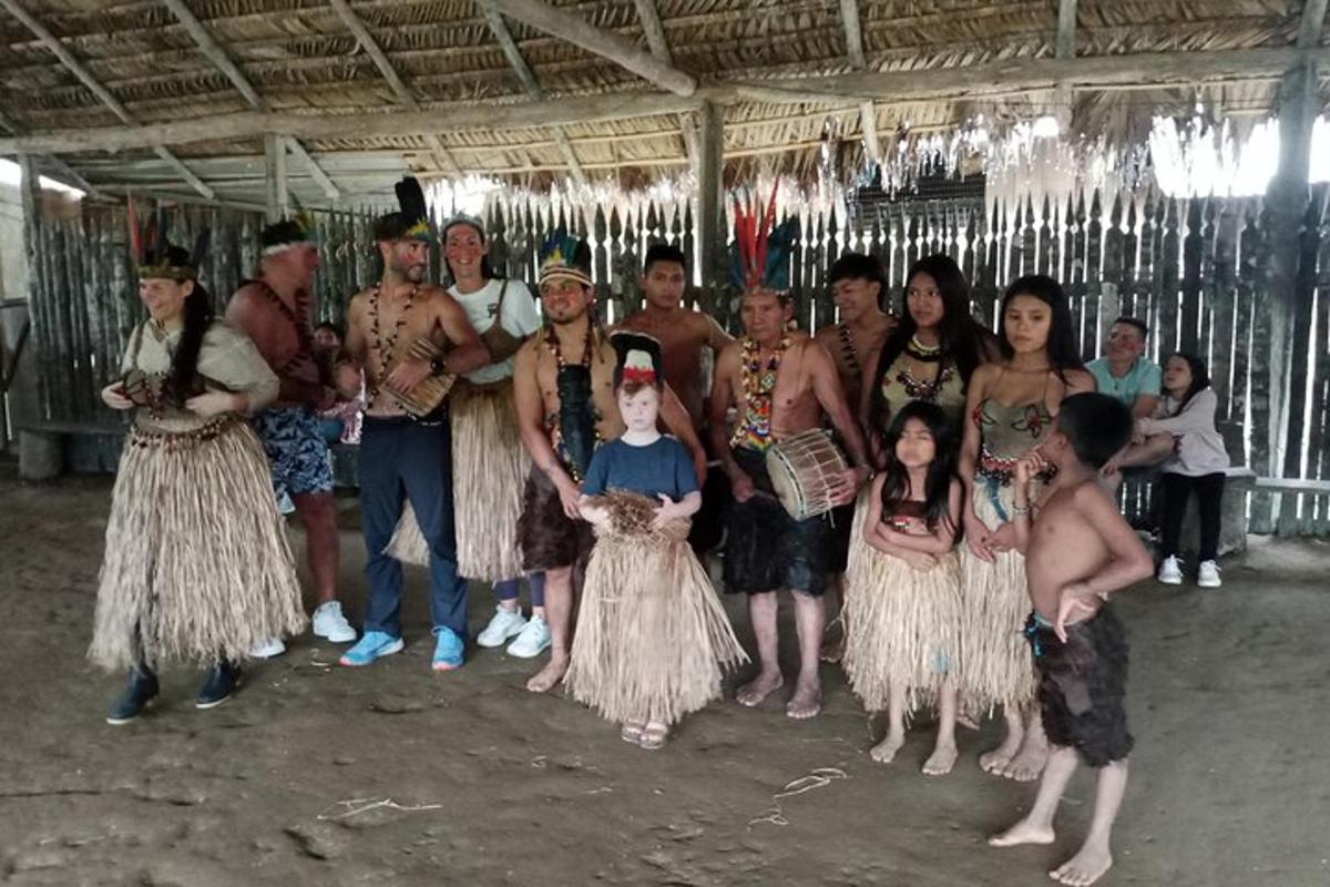 un gruppo di persone vestite in costume che posano per una foto