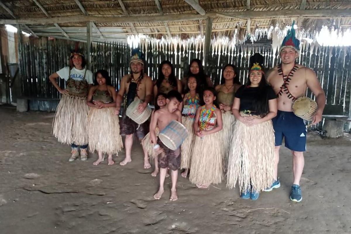 un gruppo di persone in costume che posano per una foto