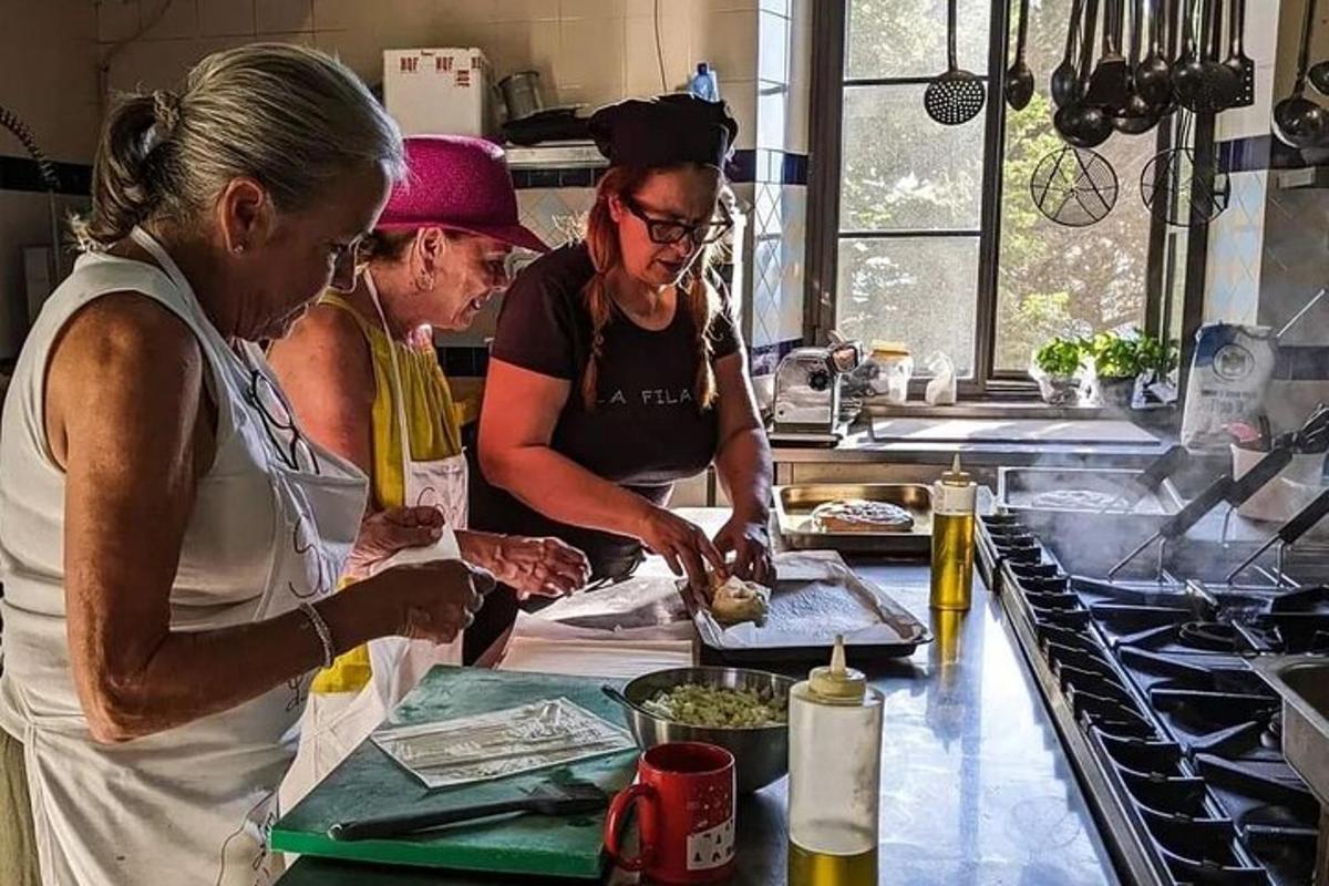 tiga wanita berdiri di dapur menyediakan makanan