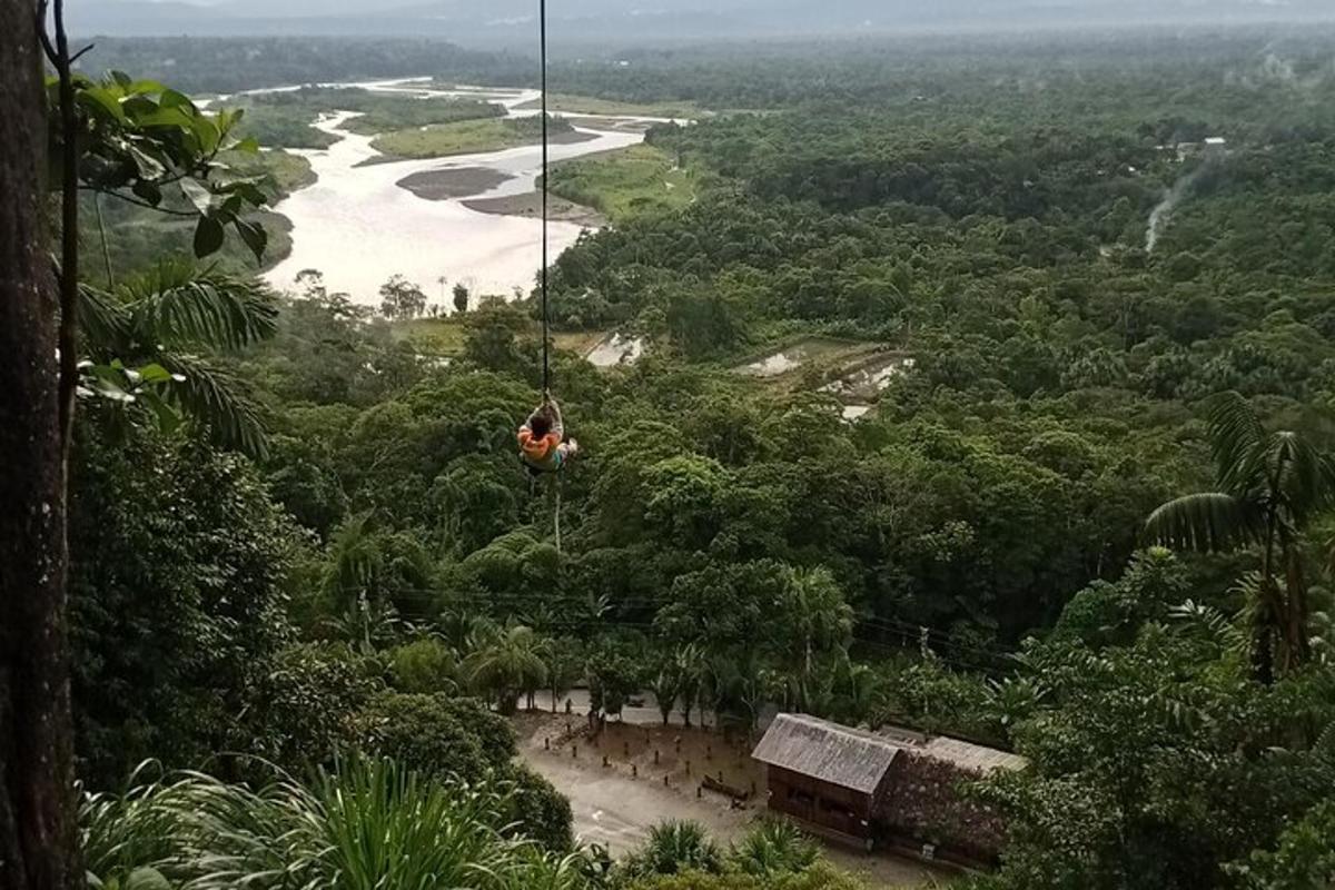 una persona appesa a una teleferica nella giungla