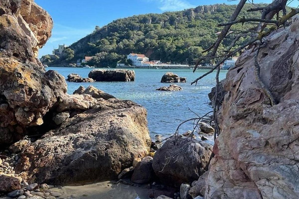 una vista d'una massa d'aigua amb roques