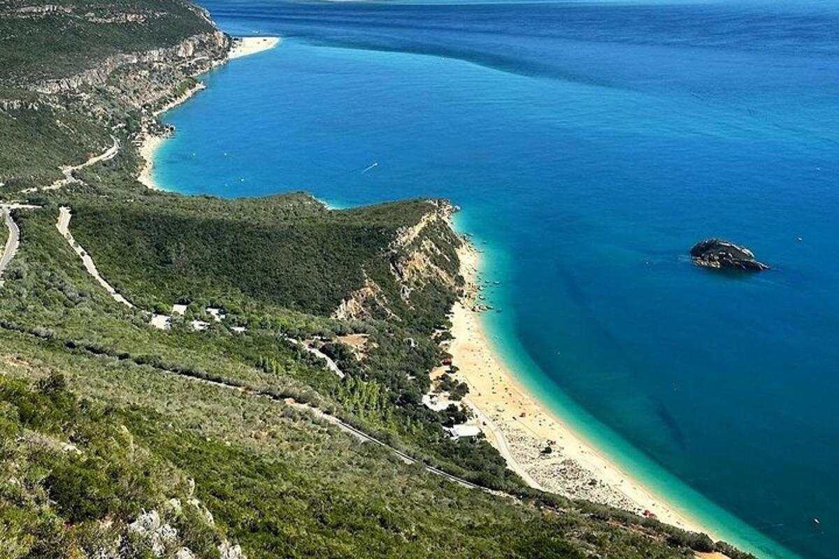 una vista aèria d'una platja i l'oceà