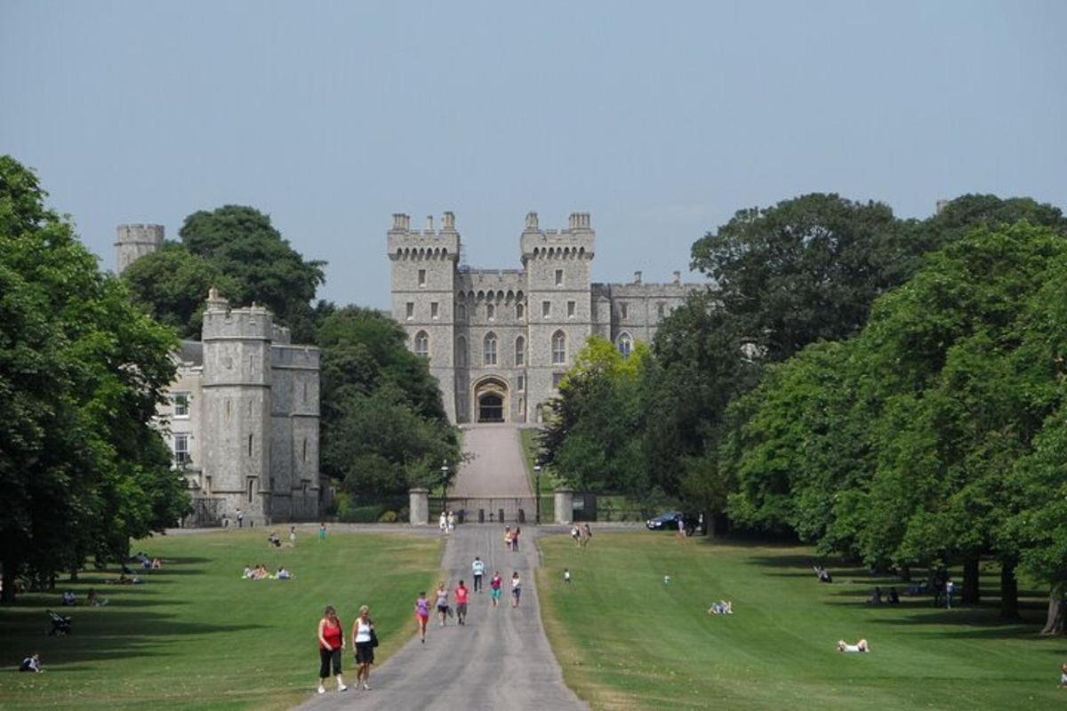 un castello con un gruppo di persone che camminano intorno