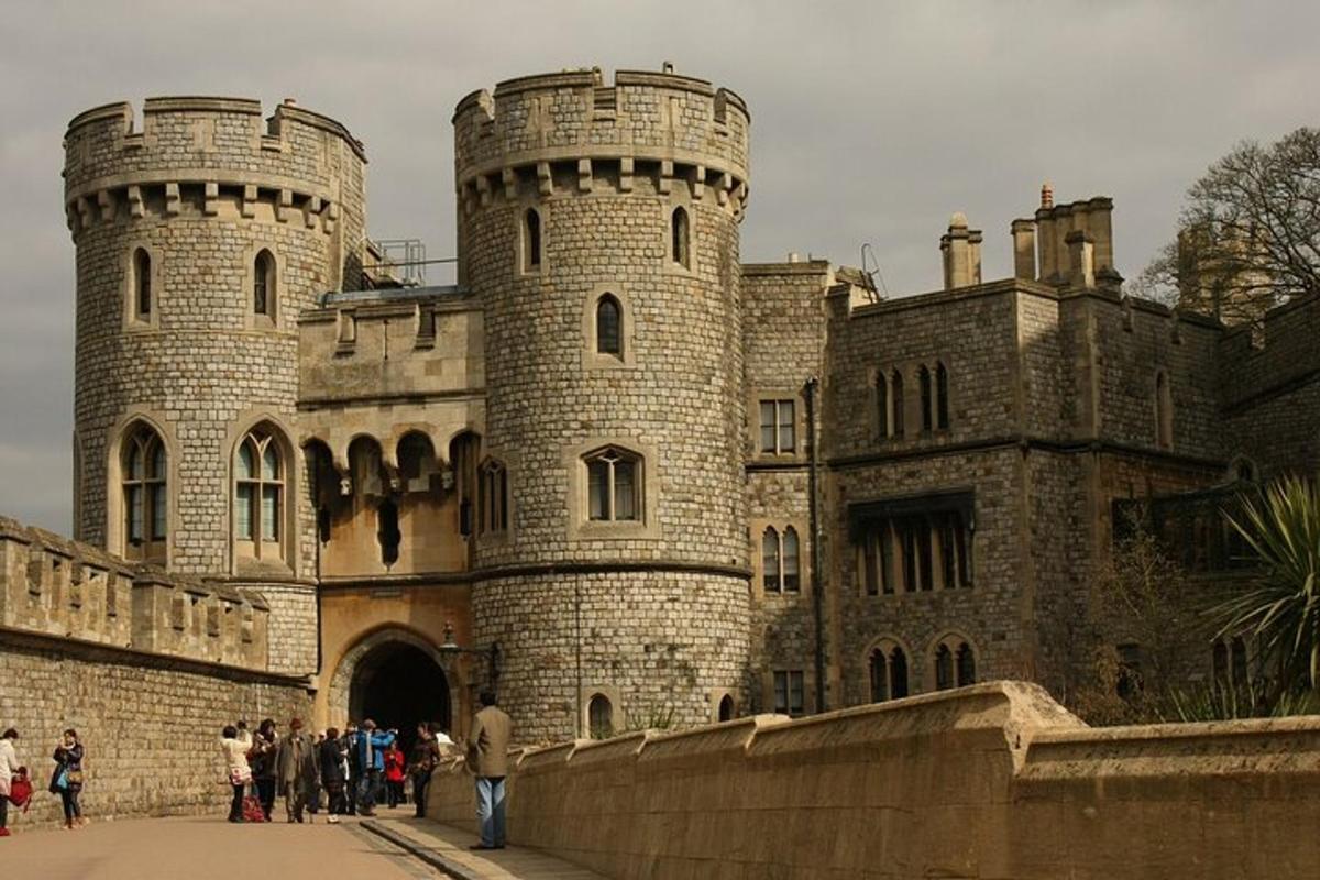 un castello con persone in piedi di fronte