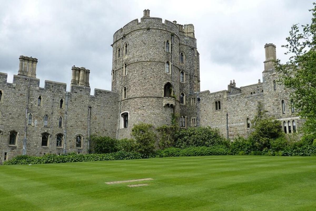 un grande castello con un campo erboso di fronte
