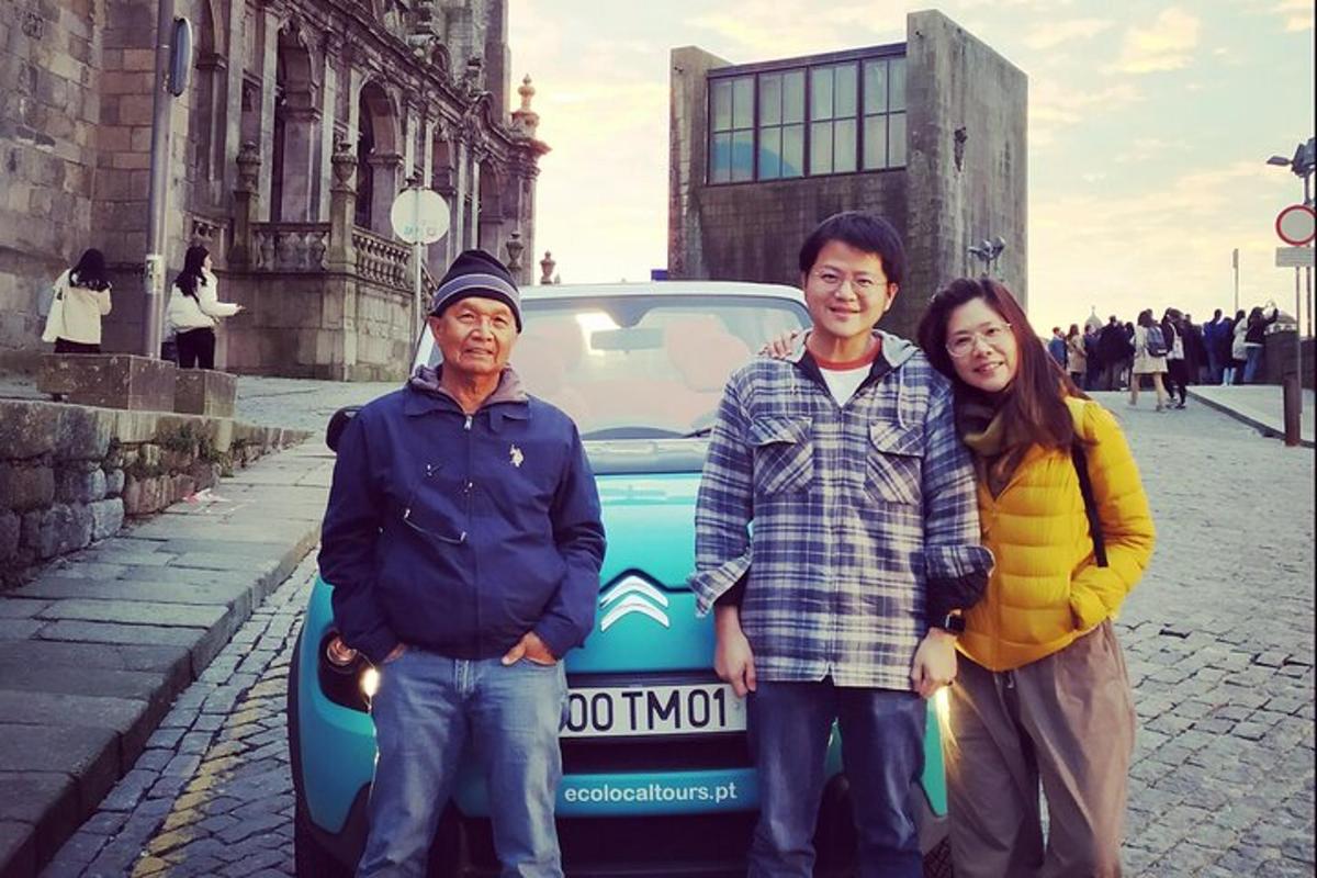 車の前に立っている3人のグループ
