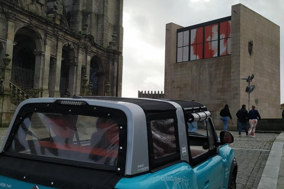 modré auto zaparkované před budovou