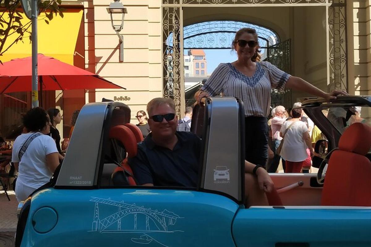 žena stojící vedle muže v modrém autě