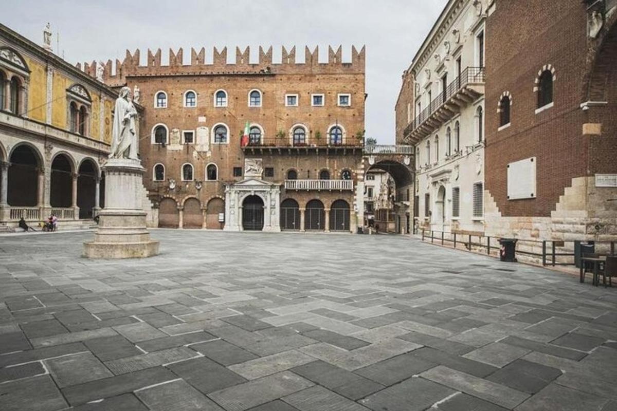 un grande cortile con un edificio e una statua