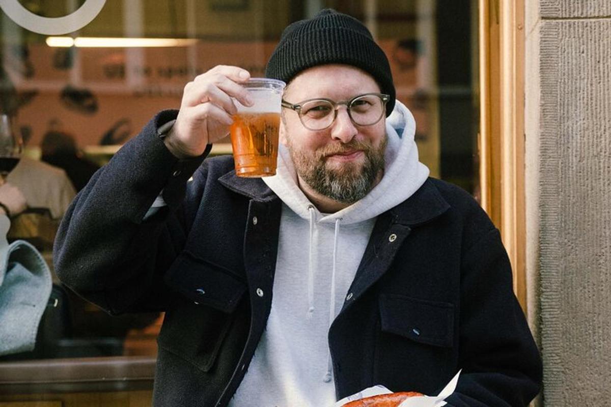 un hombre sosteniendo un vaso de cerveza