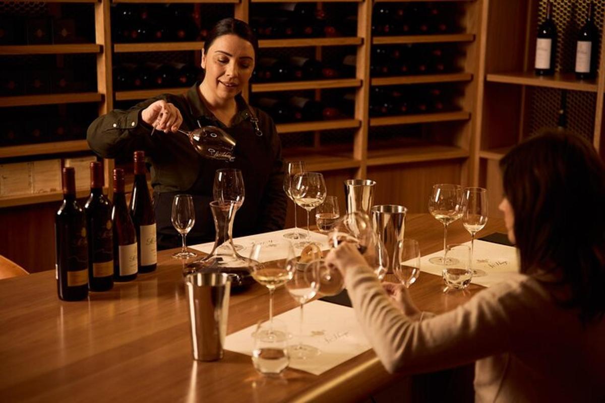 duas pessoas sentadas à mesa com taças de vinho