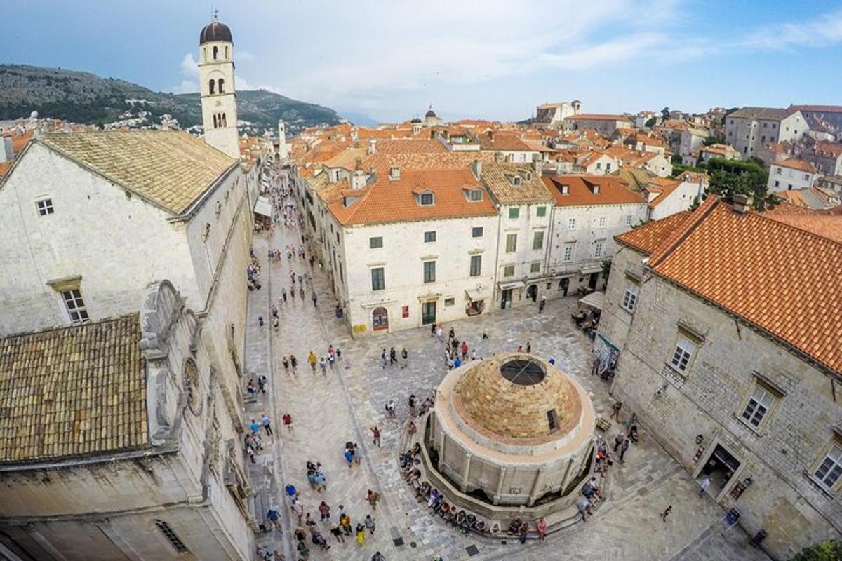 pohled na město s hodinovou věží shora