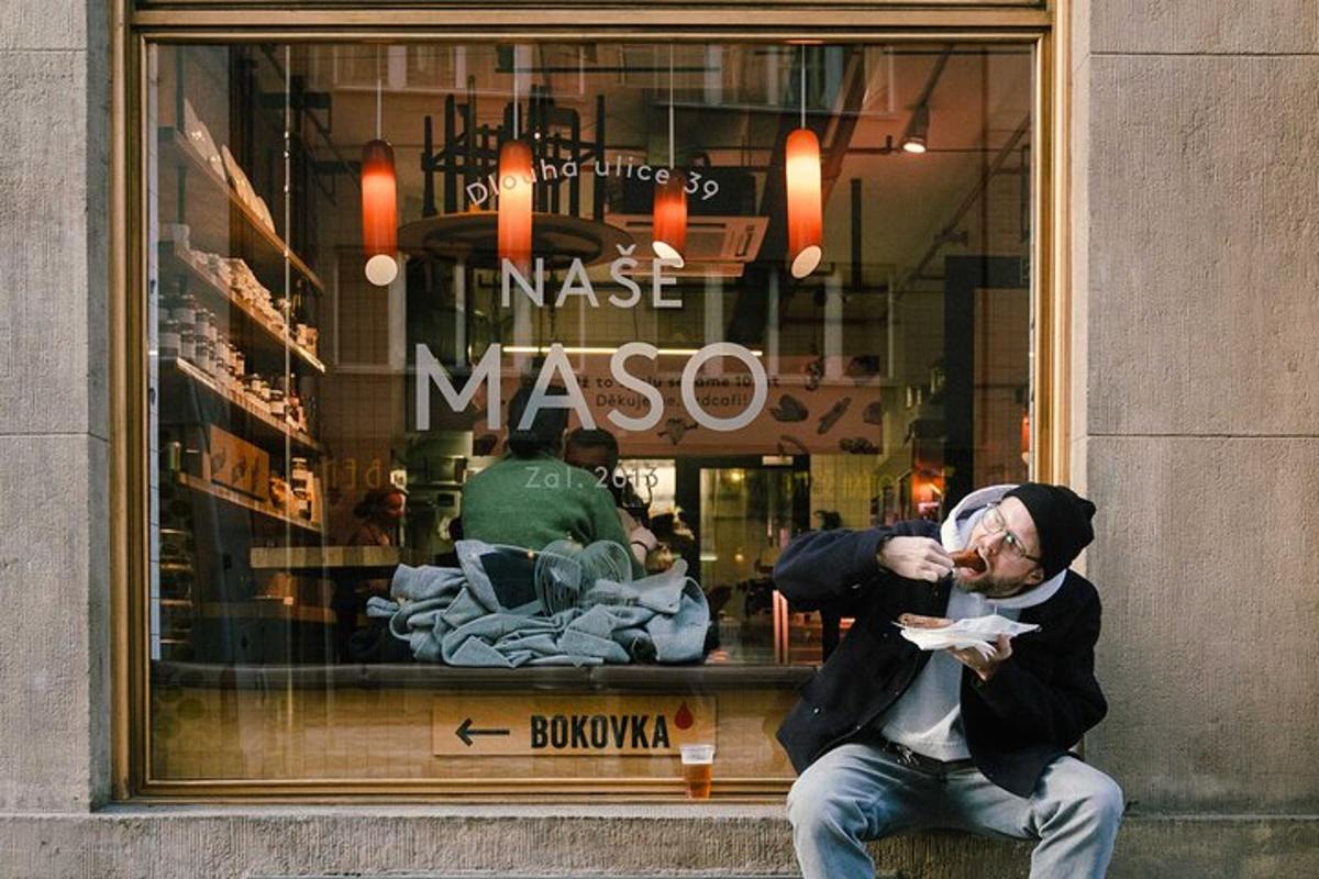 un hombre sentado frente al escaparate de una tienda