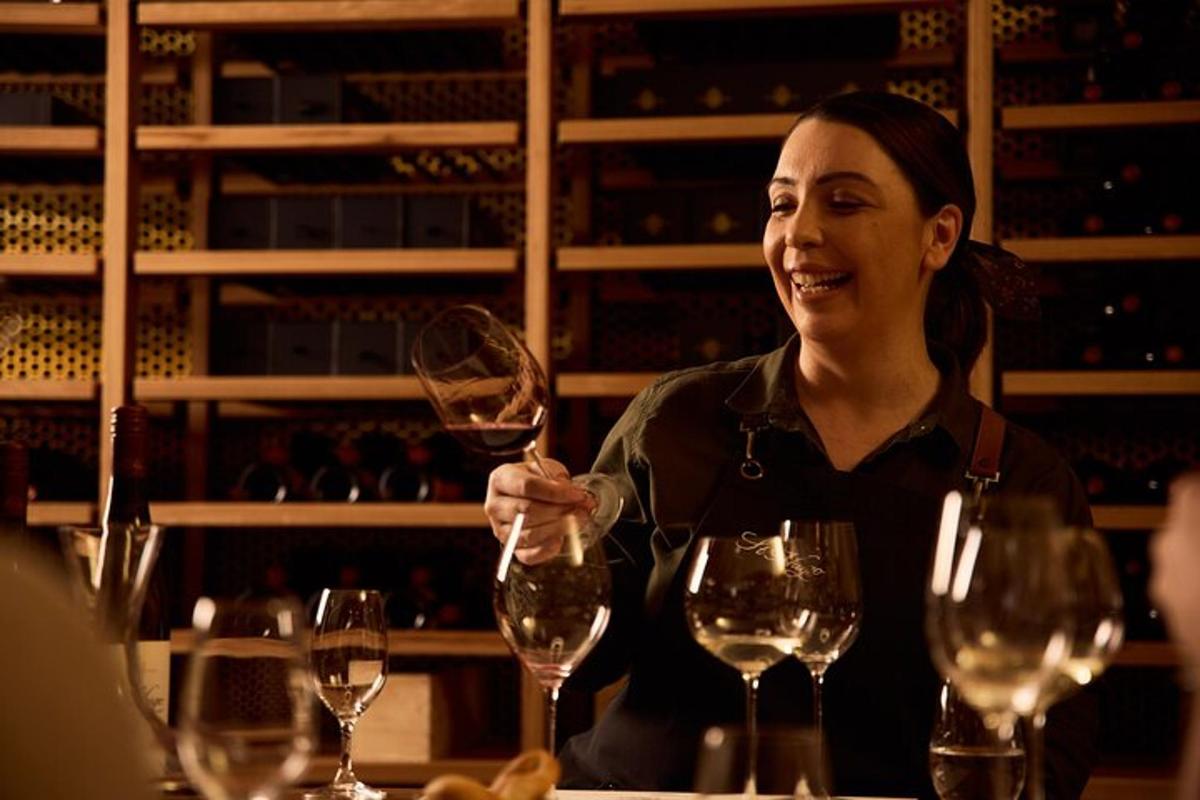 o femeie care ține în mână un pahar de vin