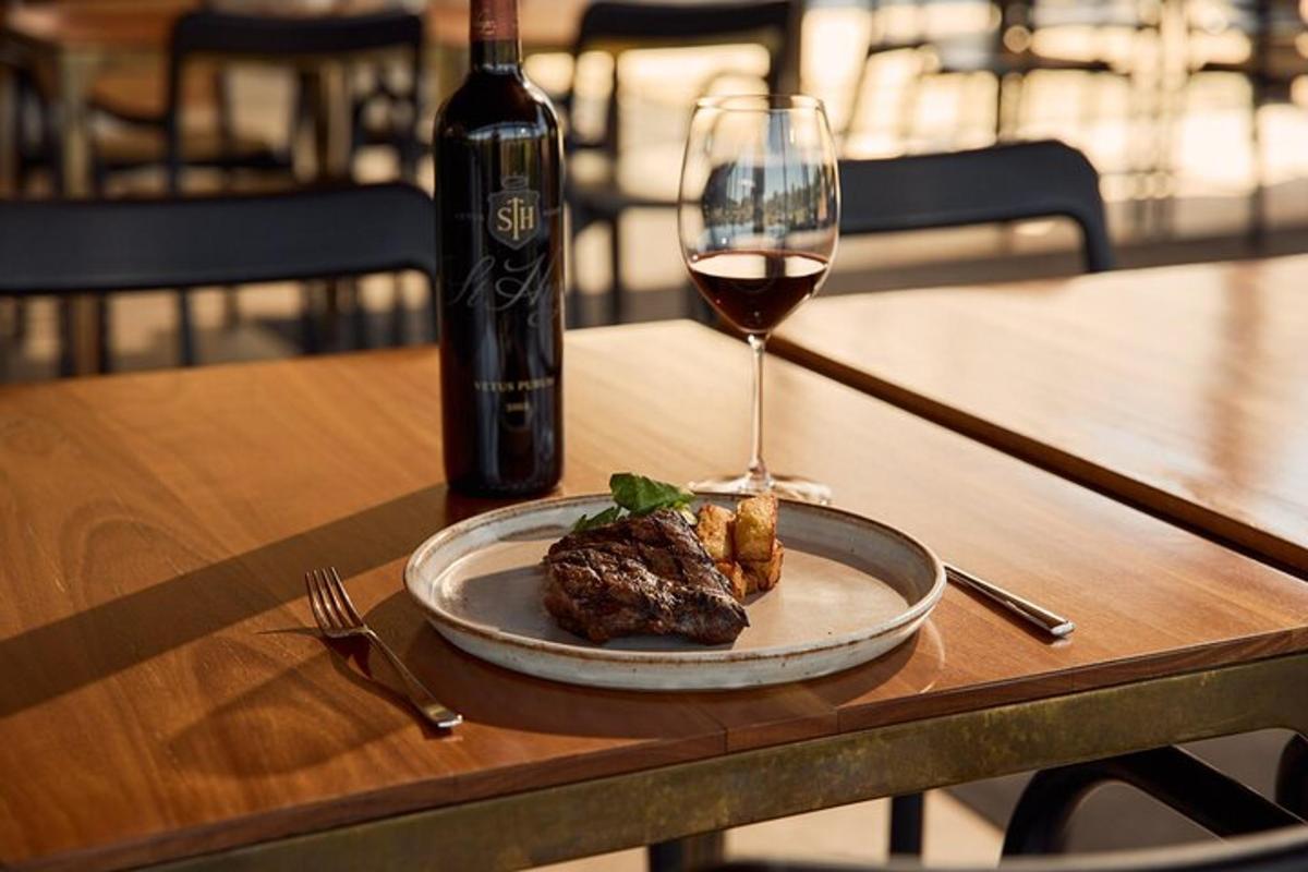 o farfurie cu mâncare și un pahar de vin pe masă