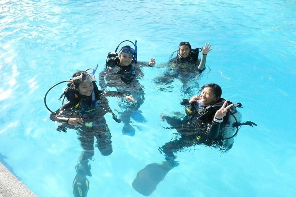 группа людей в воде в бассейне
