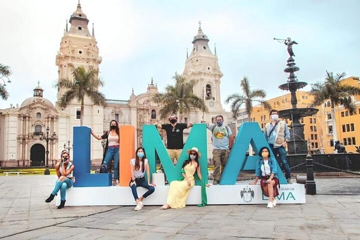 Un grupo de personas posando frente a la palabra Amazon.
