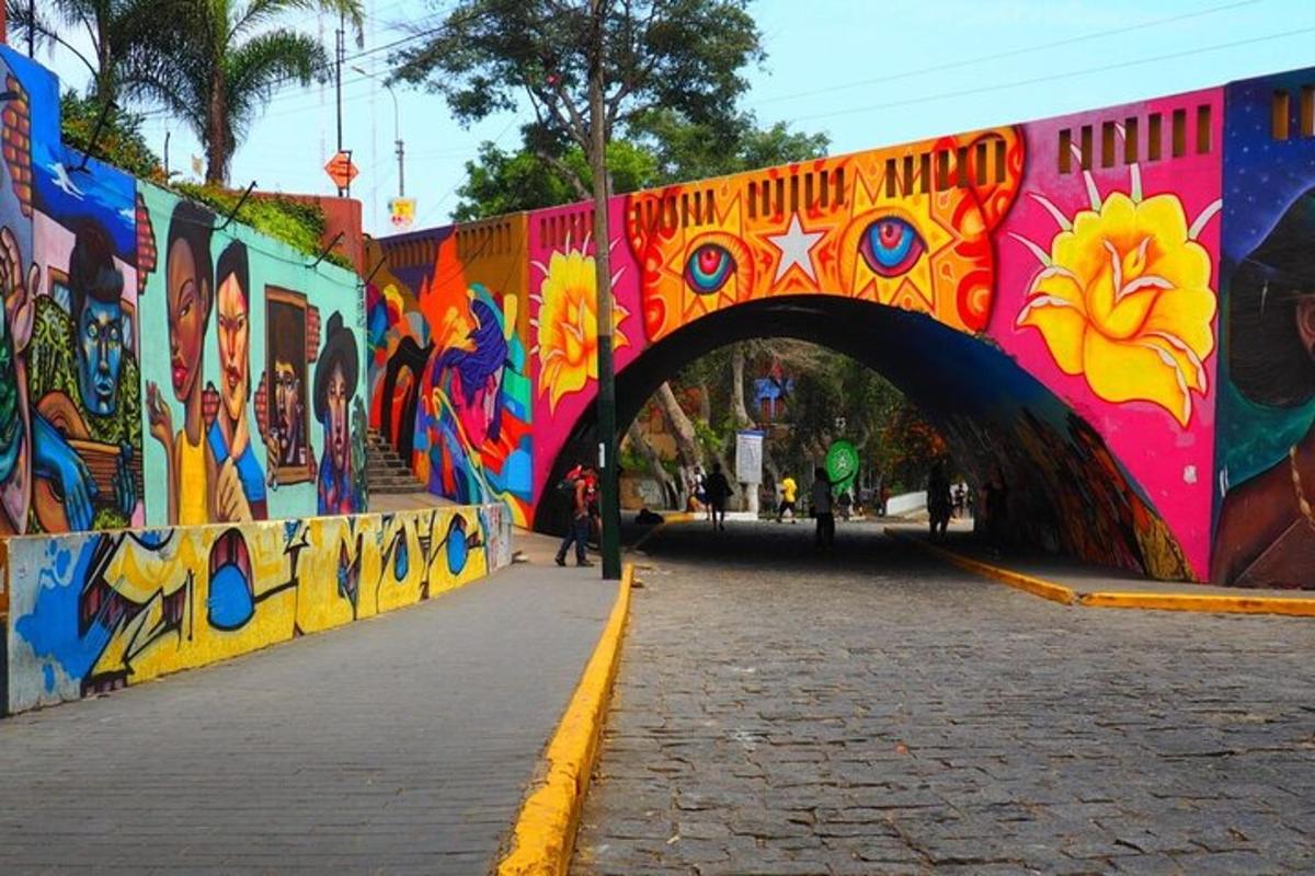 jambatan yang dilitupi grafiti di tepi jalan