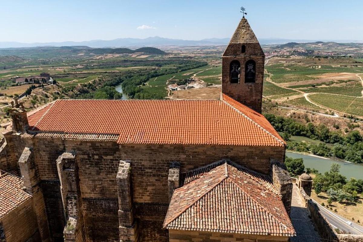 una vecchia chiesa in mattoni con una torre e un campanile