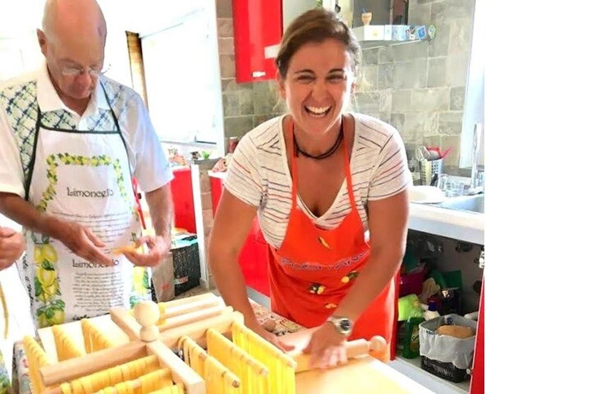 muž a žena v kuchyni připravují jídlo