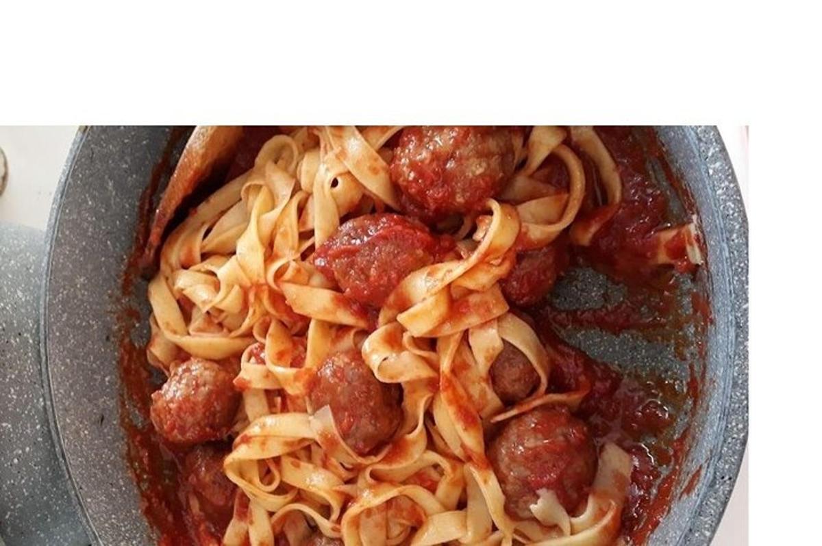 egy tál tele spagettivel és húsgombóccal