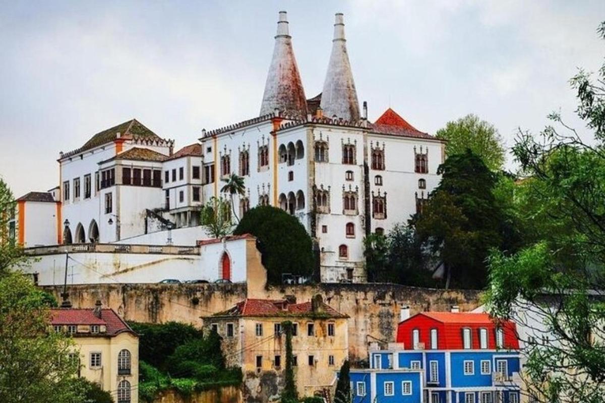un castillo en la cima de una colina con casas