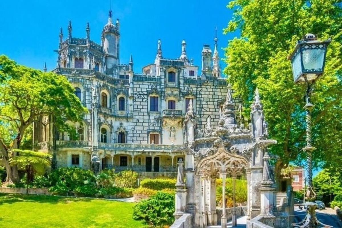 una vecchia villa con un giardino antistante