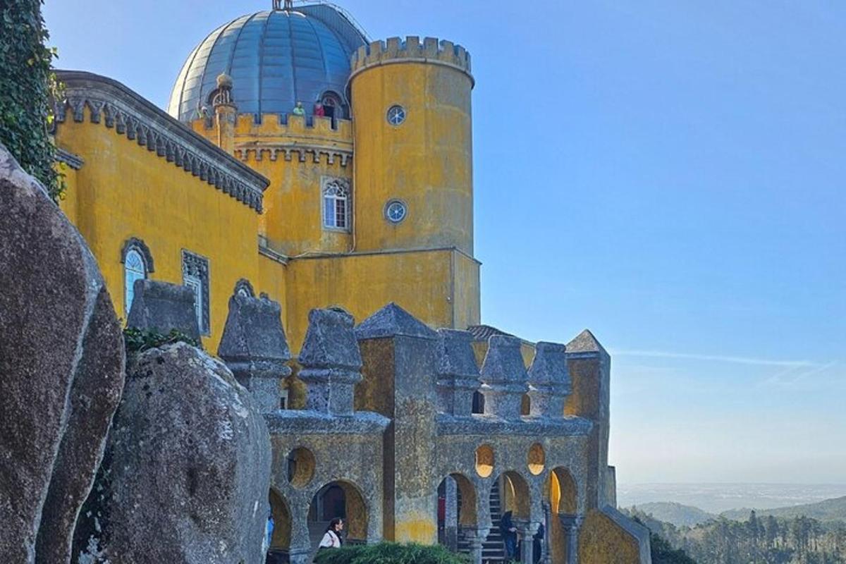 un edificio giallo con una cupola in cima