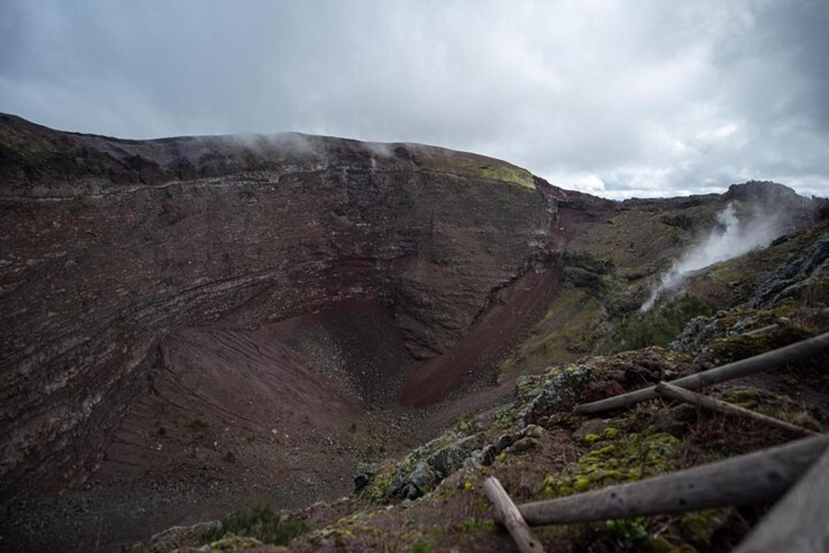 fjall með fossi við hliðina á því