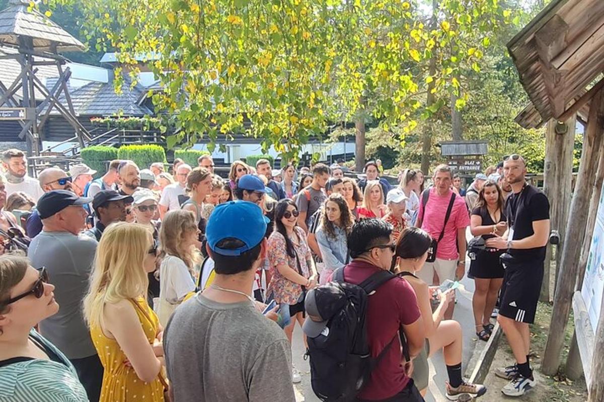 μια μεγάλη ομάδα ανθρώπων που στέκονται σε ένα πλήθος