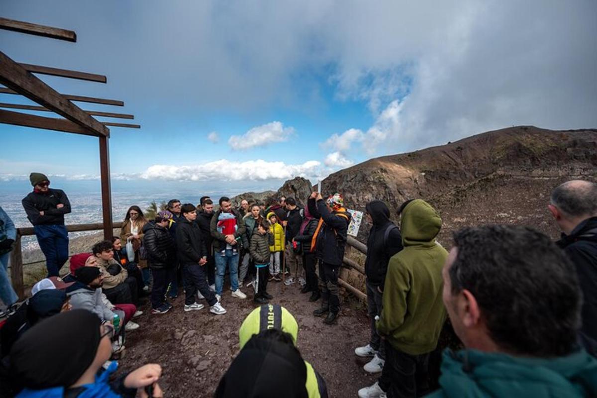hópur fólks stendur á brún fjalls