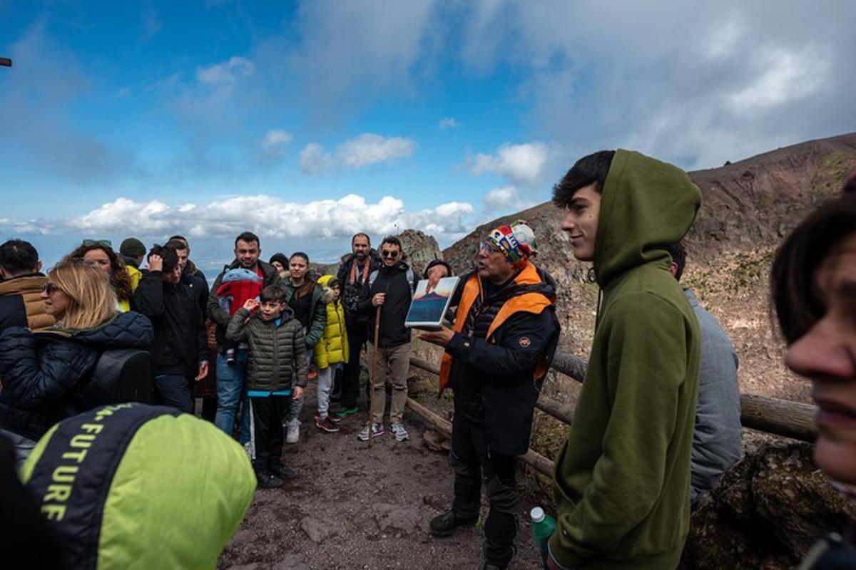 grupė žmonių, stovinčių ant kalno viršūnės