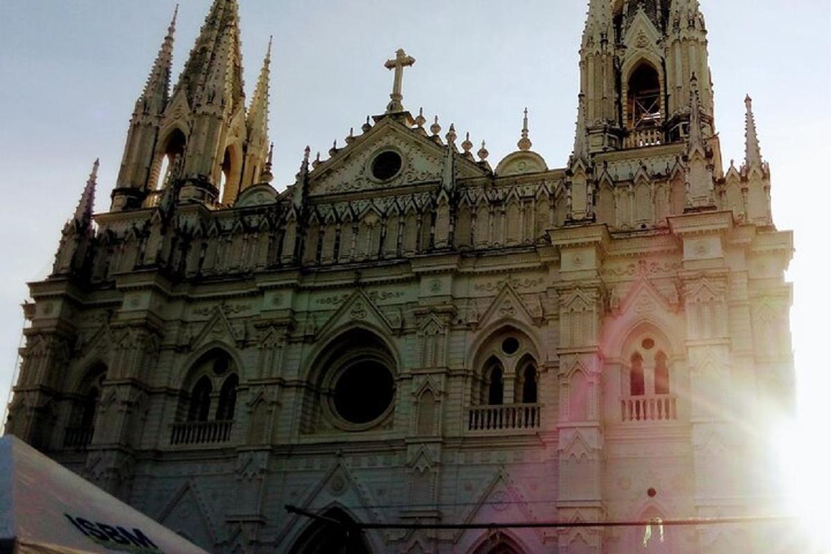 starý kostel s křížem na vrcholu
