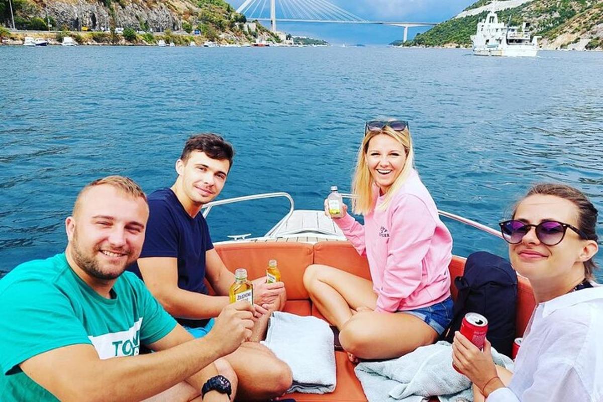 grupp inimesi istub paadi tagaosas