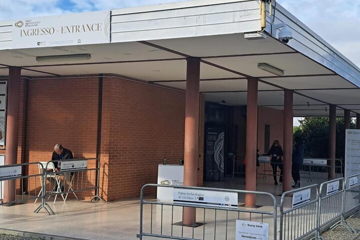 stavba z žerjavom na vrhu