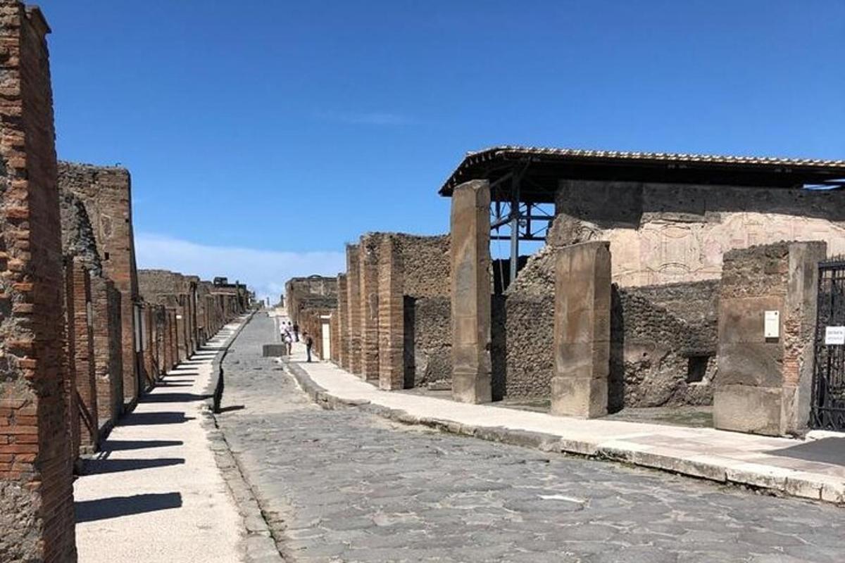 una calle vacía en un edificio antiguo